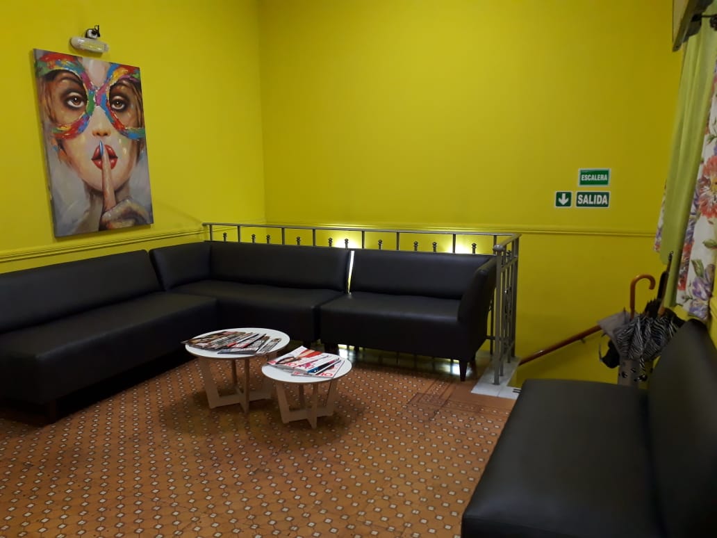 Salón Principal y zona de recepción de Yazmina Estética Flores